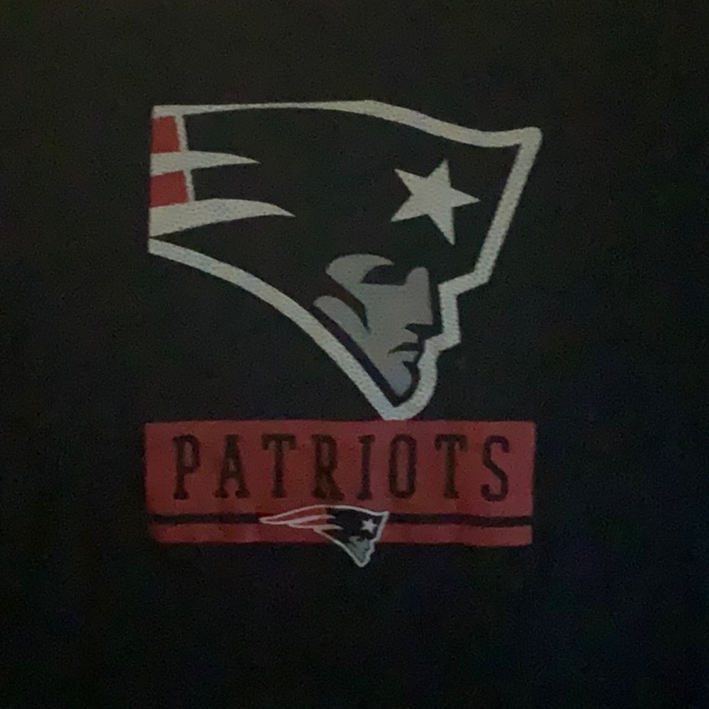Men’s size large nfl team apparel New England patriots tshirt. Good condition.